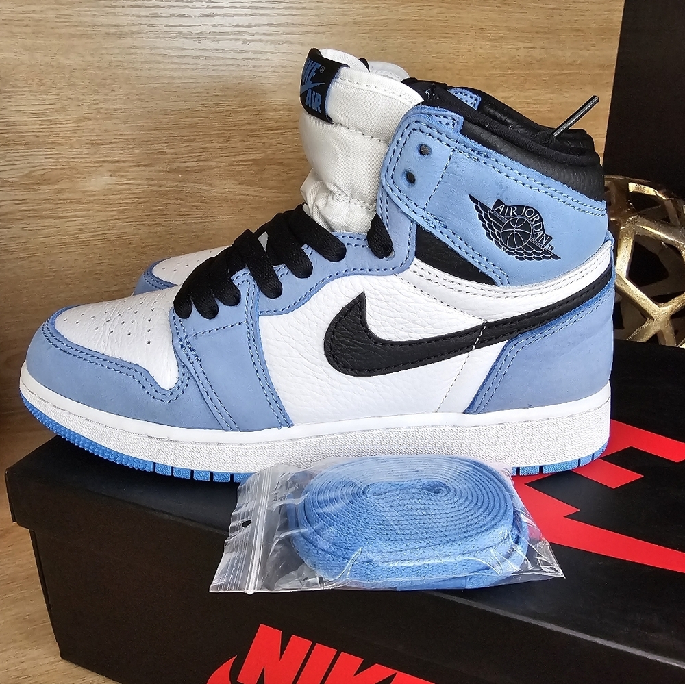 Jordan 1 Retro High OG 4.5 Y - Picture 3 of 11